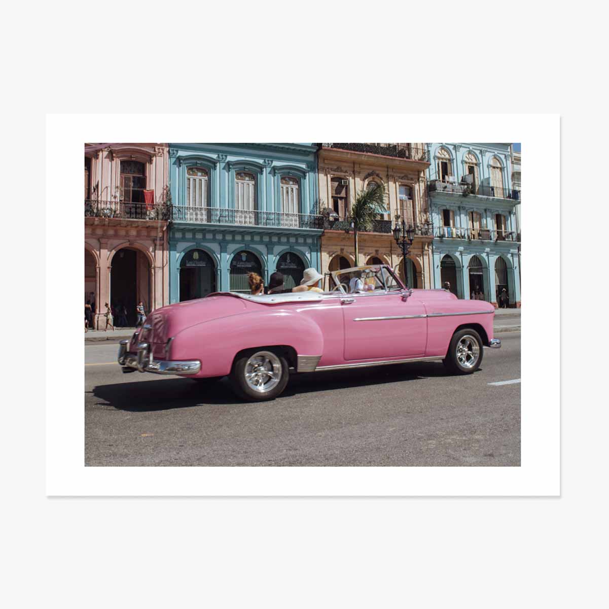 Poster Mașină roz vintage pe stradă